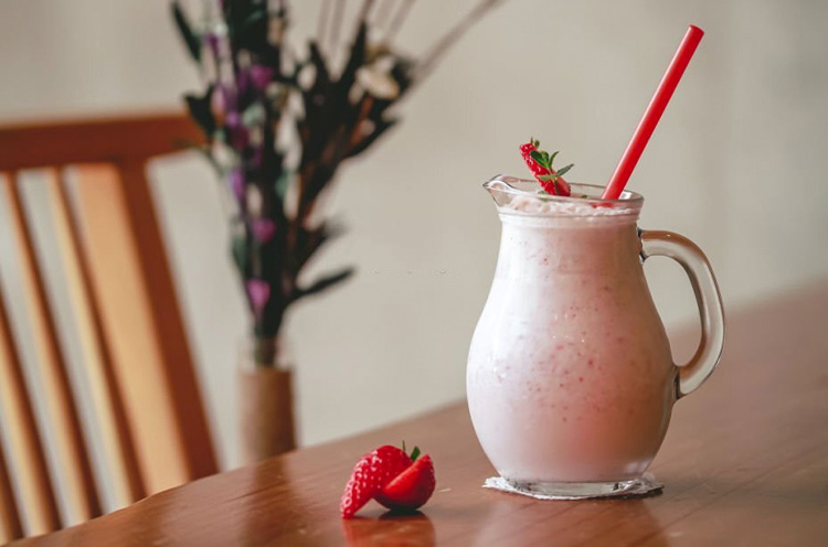 Strawberry smoothie recipe made with bananas and Apple