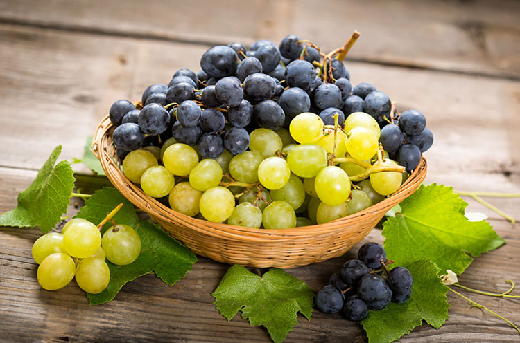 Black & green grapes kept in a bowl