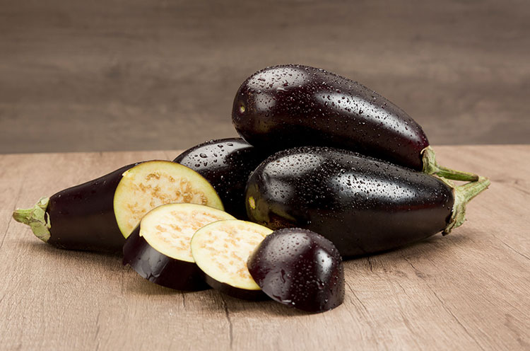 Cut and raw eggplants kept - Emoha