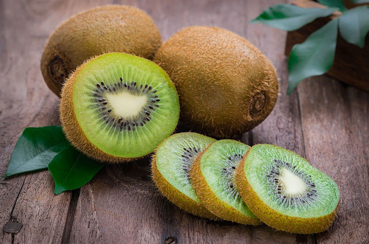 Cut & raw Kiwi kept - Emoha