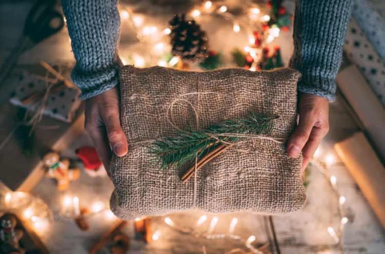 customize gift wrapping